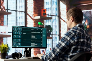 İnsan, yapay zeka GPT ile konuşuyor. Doğal ses veren insan dilini anlamak ve üretmek için yüksek miktarda yazılı veri üzerine eğitilmiş. İnce ayarlı LLM motorlu sohbet robotuyla kullanıcı konuşmaları