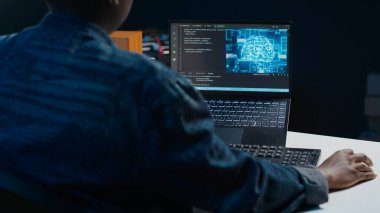 İç işlerinde yapay zeka uzmanı programlama dili kodları yazmak için dizüstü bilgisayar kullanıyor. Yapay Zeka Mühendisi uygulamayı oluşturmak için not defteri aygıtı kullanarak evden çalışıyor. Kamera A