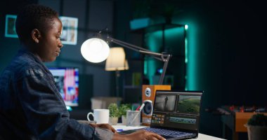 Video düzenleyici, özel yazılım uygulamaları kullanılarak video montajı yaparken kullanılacak anahtar çerçeveleri seçiyor. Freelancer bilgisayardaki düzenleme araçlarını kullanarak ofisteki film projesinin görüntülerini kesti, kamera B