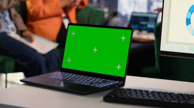 Çeşitli hedeflere yönelik iş kadınları, bir toplantı sırasında münferit modellemelere bakıyorlar, aylık gelir dengesi için görevleri çözüyorlar. Bir grup uzman yeni bir strateji planlıyor. Kamera A.