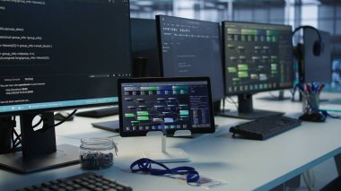 Çalışanlar tarafından en az arayı sağlamak için kullanılan bilgisayarların sunucu odasında bırakılan kulaklıkları kapatın. Performansı izlemek için kullanılan veri merkezi işyerindeki ekipman