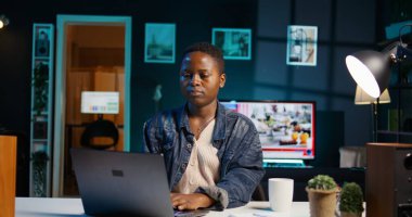 Uzaktan kumandalı çalışan, şirket toplantısında yönetim kuruluna rapor veriyor. Evden çalışan kadının POV 'u uzaktan video konferans görüşmesine katılıyor, sunum projesi, kamera B