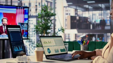 Siyahi hedef odaklı CEO, üst düzey ofislerdeki küresel eğilimleri analiz ederek, genişleme ve yatırım fırsatları için bir sonraki adımları planlıyor. Yürütme gücü ve iş ahlakını vurgulamak. Kamera B.