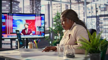 İşletme sahibi, ofis alanları üzerine planlar üzerinden stratejik araştırmalar yürütüyor, yeni bir yaratıcı çalışma alanı oluşturmak ve düzenlemek için planlar kullanıyor. CEO ofisin yerini değiştirmekle ilgileniyor. Kamera A.