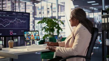 Afrika kökenli Amerikalı CEO, hava tahminleri ile ilgili video görüşlerini paylaşıyor, üst düzey bir ofiste kâr ve analitik konuları tartışıyorlar. Girişimci girişimini genişletmek istiyor. Kamera B.