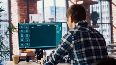 AI LLM sohbet robotu ile kişisel görevleri çözen adam öngörü teknolojisi kullanarak cevap verir. Geniş dilli model programı B kamerasıyla etkileşim kurmak için dairede bilgisayar kullanan kişi