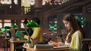 Zorunlu edebiyat için kütüphanede kitap okuyarak akademik müfredatı için bilgi topluyor. Konferans görevlerine odaklanan genç bir bilim adamı. Kamera A.