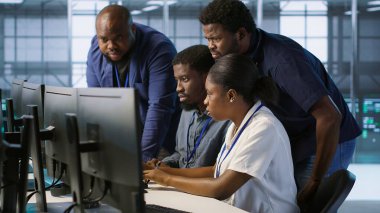 Veri merkezindeki iş arkadaşları beyin fırtınası yapıyor, yapay zeka öngörü bakım sistemlerini uyguluyorlar. Sunucu merkezi iş arkadaşları donanım arızalarını tanımlamak için yapay zeka kullanıyorlar. Kamera A