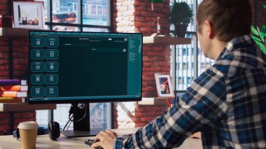 AI LLM sohbet robotu ile kişisel görevleri çözen adam öngörü teknolojisi kullanarak cevap verir. Dairesinde bilgisayar kullanan kişi büyük dil model programı, kamera A ile etkileşim içinde.