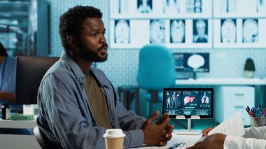 Kadın uzman, erkek bir hastayla sağlık sorunlarını tartışıyor, daha iyi sonuçlar için teknoloji, tanı ve tıbbi iletişim sağlıyor. Uzmanlıkla refahı sağlamak. Kamera A.