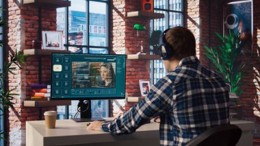 Yapay zeka programını kullanarak metni videoya çeviren adam müzik dinliyor. Kulaklık takan kişi, yazıyla etkileşime giren yapay zeka üreten model, kamera A