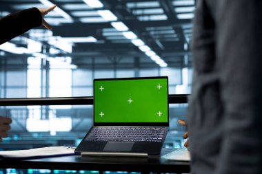 Veri merkezindeki sistem yöneticileri yeşil ekran maket defteri kullanıyorlar, analitik gözlemliyorlar, ekipman sağlığını gözden geçiriyorlar. Krom anahtar dizüstü bilgisayar kullanan sunucu odası çalışanları, sistem parametreleri ayarlanıyor