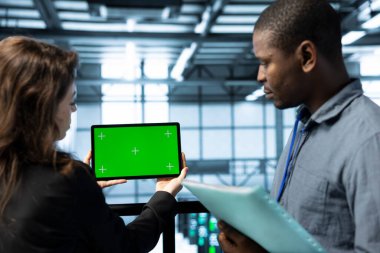 Veri merkezi çalışanlarının sırt çantalarını incelemek için kullandığı model tablet. Sunucu merkezinde beyin fırtınası yapan bilişim uzmanlarının kullandığı krom anahtar cihazını kapat