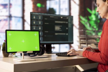 Yeşil ekranın yanındaki fütüristik yapay zeka aracıyla etkileşime giren kadın gelişmiş sohbet robotları, makine öğrenme ve veri odaklı algoritmaların potansiyelini gösteriyor. Çevrimiçi etkinlik.