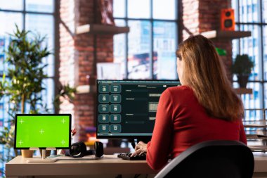 Otomatik çözümler için yapay zeka asistanı kullanan serbest çalışan bir kadın, görevleri sohbet robotu web arayüzü ile çözer. Gelişmiş makine öğrenimi ve akıllı algoritmalar verimliliğe yardımcı olur.