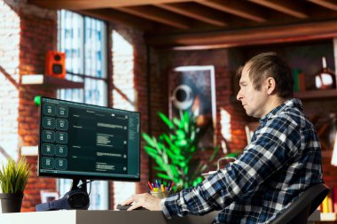 Ofisteki adam AI LLM sohbet robotlarıyla insan dilini anlamak için tartışıyor. Kullanıcı sorularına cevap verebilmeleri için veri üzerine eğitilmiş AI sohbet robotu ile sohbet eden kişi