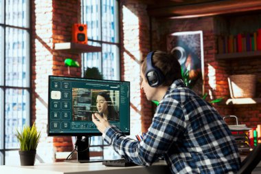 Ofisteki telgraf işçisi, metni video çıktısına çeviren programı kullanıyor. Bilgisayarda görüntü oluşturucu yapay zeka teknolojisi için metin kullanarak uzaktan çalışan içerik oluşturucu