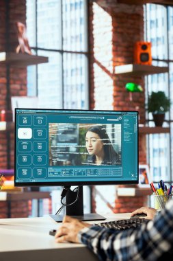 İşçi yapay zeka GPT uygulaması için UI tasarlıyor. Metni fotoğrafa dönüştürüyor. Merkezi ofisteki IT çalışanı sinirsel ağ teknolojisini kullanarak görüntü yapay zeka modelleri oluşturmak için metin oluşturur.