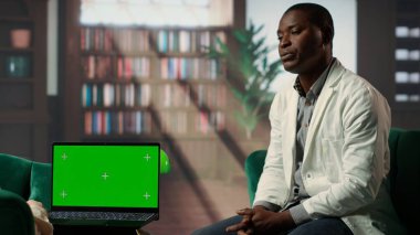 Genç erkek doktor, hastalarını komplikasyonlar yüzünden kaybettiğinde travma sonrası stres bozukluğu ve keder yaşıyor. Doktor kariyer kabusları hakkında konuşuyor. Kamera B.