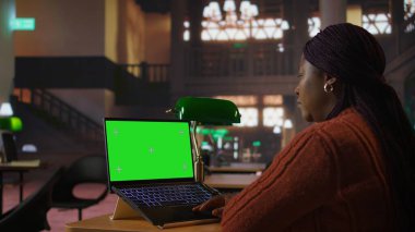 Kopya alanının yanında akademik kaynaklarla çalışan Afrikalı Amerikalı kütüphaneci, kütüphane veritabanındaki öğrenme materyallerini yönetiyor. Özel öğretmen kadın mesleğine odaklanmış. Kamera A.