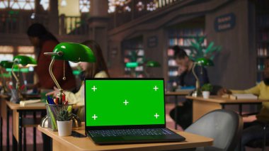 Çeşitli liseli kızlar not alıyor ve kütüphanede fotokopi alanı olan teorik egzersizler yapıyorlar, olumlu akademik gelişmeler sergiliyorlar ve verimli bir ödev oturumu yapıyorlar. Kamera A.