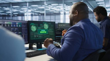 Veri bilimcileri sunucu merkezini yeniden yapılandırıp optimize ederken erişim izni aldılar. Bilişim uzmanlarından oluşan ekip, veri merkezinin tüm hataları başarılı bir şekilde ortadan kaldırmasını sağlıyor.