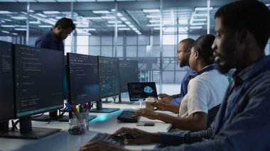 Veri merkezinde kahve içen ve yapay zeka öngörü bakım sistemlerini uygulayan bir yönetici. Sunucu merkezi çalışanı sıcak içecekten zevk alıyor. Donanım arızalarını tespit etmek için yapay zeka kullanıyor. Kamera A.