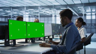 Sunucu merkezindeki sistem yöneticisi çoklu monitör PC kurulumu kullanılarak tehditlerden korunan verileri sağlıyor. İzole ekran bilgisayarı ile veri merkezini koruyan adam.