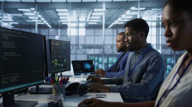 Veri merkezindeki mühendislerden oluşan bir ekip felaket kurtarma planlarını geliştiriyor ve sürdürüyor. Sunucu odası çalışanları performansı izlemek için veri analizi kullanıyor, kamera A