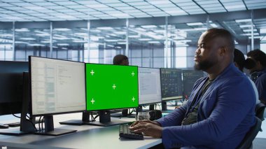Veri Merkezi bilgisayar bilimcisi, model monitör, yapılandırma ve sorun çözme donanımı kullanıyor. Sunucu merkezi IT uzmanı yeşil ekran PC ile optimal sistem performansı sağlıyor