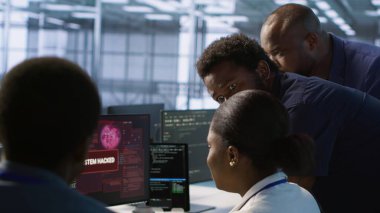 Sunucu merkezindeki mühendislerden oluşan bir ekip, bilgisayar korsanlarının hassas bilgileri çalmasını engellemeye çalışıyor. Veri Merkezi çalışanları güvenlik ihlali uyarısı gördükten sonra virüsü silmeye çalışıyorlar. Kamera A