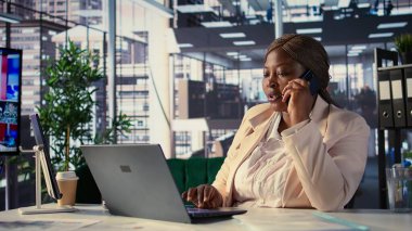 Kadın yönetmen cep telefonundaki büyüme planından bahsediyor, proje yönetimi görevleri üzerinde çalışan bir müşteri araması yapıyor. Girişimci verimlilik için telefon aracılığıyla görüşmeler yapar. Kamera B.