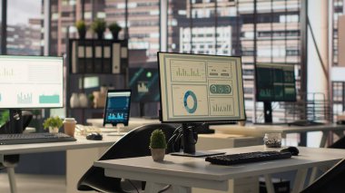 Modern bir şehir merkezindeki bir ofiste şirket faaliyetlerine hizmet etmek için gelişmiş araçlarla donatılmış kurumsal çalışma alanı. Lüks çalışma istasyonları ve modern cihazları olan küresel bir organizasyon..