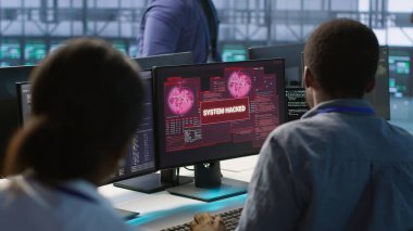 Siber güvenlik ekibi güvenlik ihlali uyarısı ile alarma geçti. Virüsten kurtulmak için birlikte çalışıyorlar. Altyapıyı tehditlerden koruyorlar.