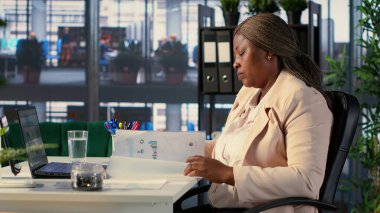 Genel müdür iş sözleşmeleri imzalıyor, çalışanların taleplerini onaylıyor, üretkenlik için günlük evrak işleri yapıyor. Siyahi CEO izin ya da lisans sözleşmesi için yetki veriyor. Kamera A.