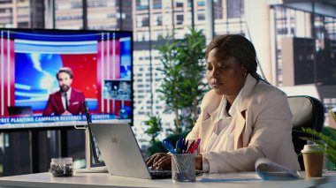 Siyahi kadın CEO 'su kariyer geliştirme stratejisi üzerinde çalışıyor. Şirket kârını arttırmak için birden fazla iş yapıyor. Verimlilik ve iş ahlakı için liderlik becerileri oluşturma kararı. Kamera A.