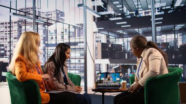 Hissedarla video görüşmesi yapan çeşitli genel müdürler, veri yönetimi, proje hedefleri ve erkek egemen sektöründe cinsiyet eşitliğinin desteklenmesine odaklanıyor. Kamera B.