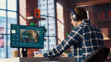 Yapay zeka programını kullanarak metni videoya çeviren adam müzik dinliyor. Kulaklık takan kişi, yazıyla etkileşime giren yapay zeka üreten model, kamera B