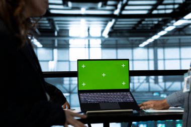 Veri merkezindeki bilgisayar bilimcileri ağı sanal hale getirmek için izole ekran modelleme dizüstü bilgisayar kullanıyorlar. Sunucu çiftliğindeki işçiler tarafından kullanılan yeşil ekran krom anahtar dizüstü bilgisayar rackmount ayarlarını doğruluyor