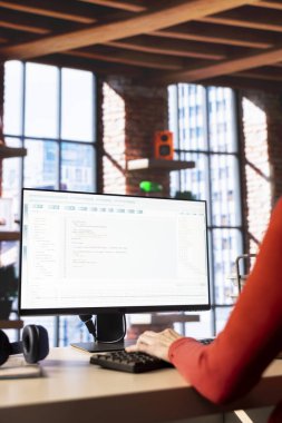 Bilgisayar ekranında gösterilen gelişmiş yapay zeka sohbet robotu yazılımı, gerçek zamanlı sanal yardım sağlayan akıllı bir sistem. Kusursuz üretkenlik için otomasyon ve yapay zeka.