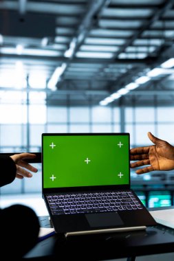 Veri merkezindeki bilgisayar bilimcileri yeşil ekran defteri kullanıyorlar, analitikleri gözlemliyorlar, ekipman sağlığını gözden geçiriyorlar. Sistem parametrelerini ayarlamak için krom anahtar dizüstü bilgisayar kullanan sunucu hub mühendislerini kapat