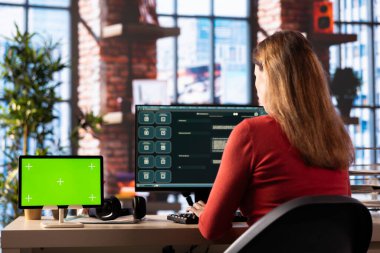 Yapay zekanın gücü olan kopyalama ekranının yanında gerçek zamanlı tepkiler üretmek için yapay zeka kullanan odaklanmış bir kadın. Çevrimiçi iletişimi ve problem çözmeyi kolaylaştıran akıllı otomasyon.