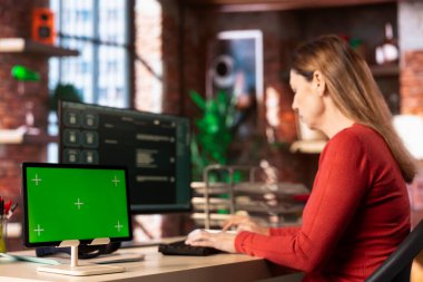 Evdeki kopyalama alanının yanında dijital yapay zeka sohbet robotu sistemi ile çalışan bir yetişkin. Yapay zeka destekli arayüz iletişimi basitleştirir ve verimliliği artırır.