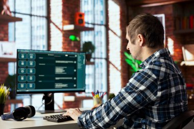 AI GPT ile konuşan adam, doğal ses veren insan dilini anlamak ve üretmek için büyük miktarlarda yazılı veri üzerine eğitilmiş. Dairedeki kişi LLM motorlu sohbet robotuyla konuşuyor.