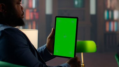 Farklı CIA gizli ajanları uzay ekranının yanındaki kanıt belgelerini inceliyor, bir dava dosyasını inceliyor ve hükümet istihbarat hedeflerine ulaşmak için soruşturma yapıyor. Gizli Servis. Kamera B.