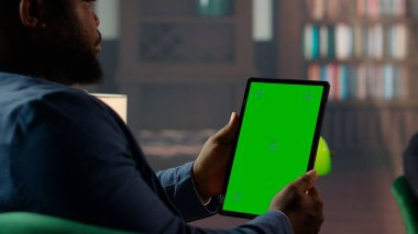 Çok ırklı gizli ajanlar, CIA bürosunda önemli görev detaylarını tartışmak için sergilenen kapalı bir modelin yanında toplanıyorlar. Güvenli bilgi ve profesyonel yoldaşlık. Kamera B.