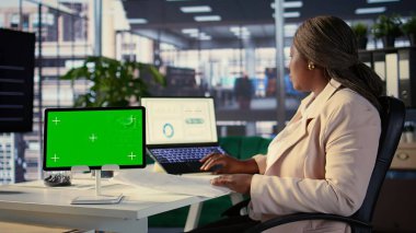 Afro-amerikan yetkilendirilmiş kadın izole edilmiş krom anahtarla tablet üzerinde çalışıyor, veri analizi ya da masasında gelir planlama üzerinde çalışıyor. Proje fonlarını arttırmak için bir strateji geliştiriyorum. Kamera B.