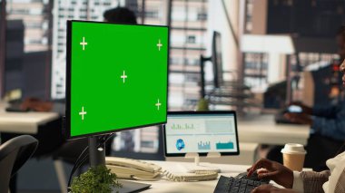 Masasındaki kadın, veri analizi üzerinde çalışıyor. Modelleme ekranının yanında. Etkili bir şirket stratejisi için iş görevleri ve bütçe yönetimi ile meşgul. Analizci rakamları okuyor. Kamera A.