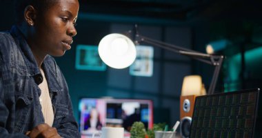 Serbest çalışan borsacı yatırımcı borsa değerlerini kontrol ediyor, hesaplamalar yapıyor. Evden çalışan hissedar pazar paylarının büyümesine bakıyor, kamera B yakın.