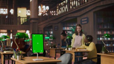 Çeşitli öğrenci ve öğretmenler, okul kütüphanesinde izole edilmiş modellerin yanında akademik materyallere danışarak veritabanından edebiyat okuyorlar. Bilginler ders notlarını tamamlar. Kamera A.